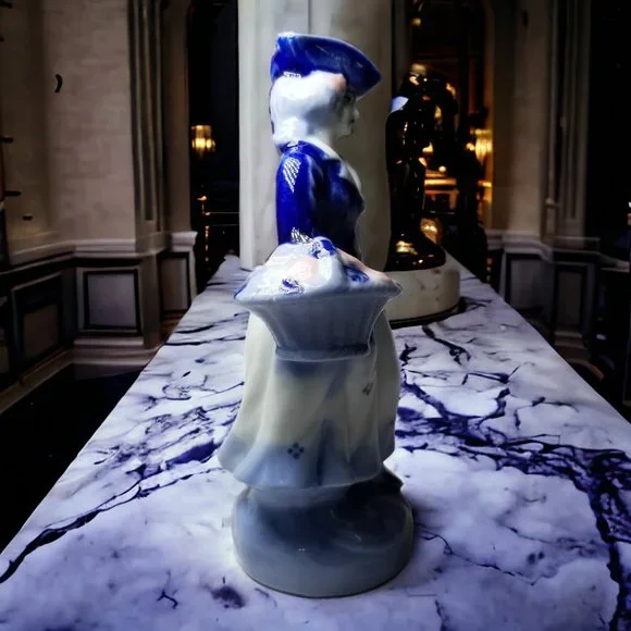 Vintage Blue & White Figurine Victorian Lady in Colonial Dress, Occupied Japan - Picture 3 of 12